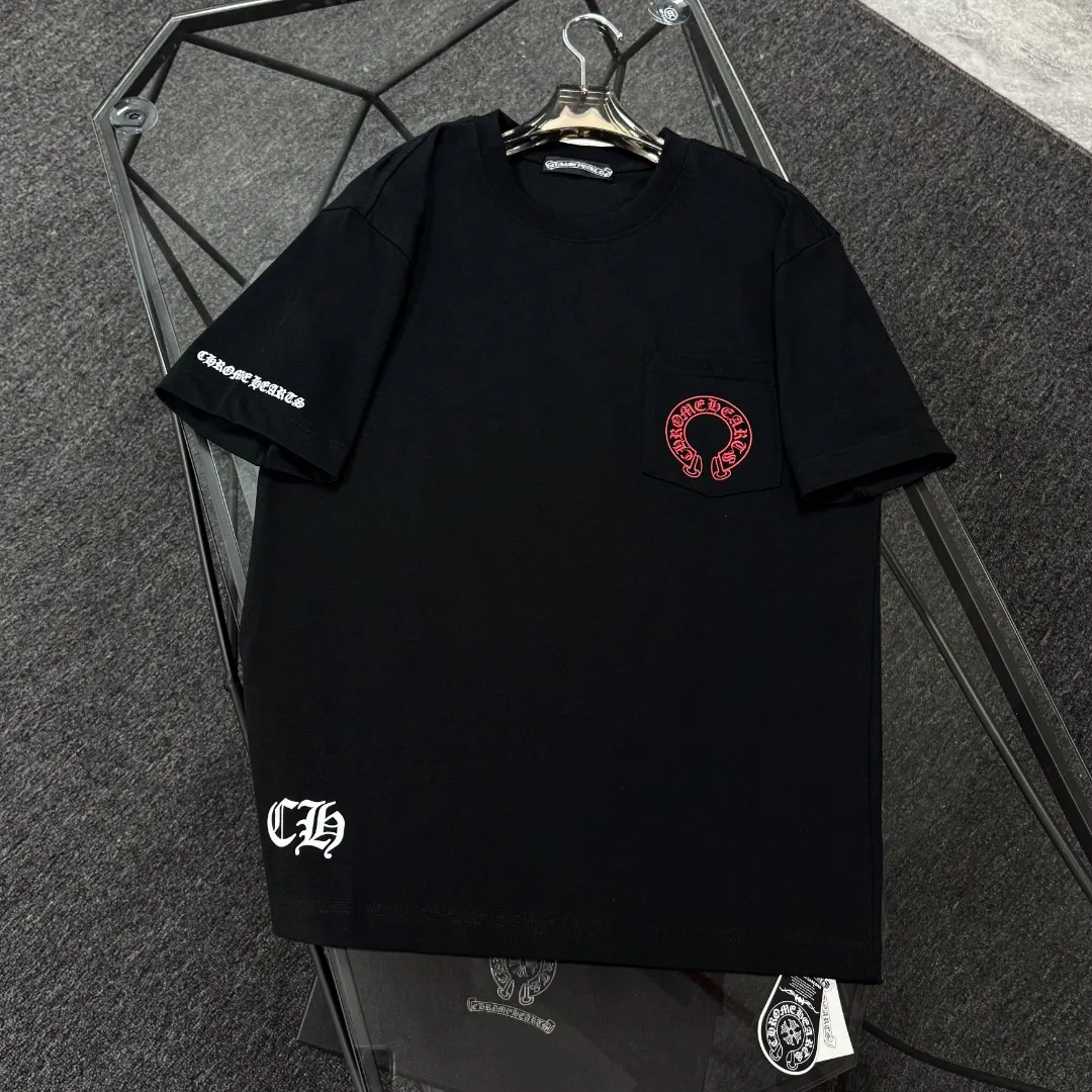 P170 Chrome Hearts 25 high-end versions. The fabric is made of 300 grams of high-density pure cotton. It does not deform or shrink. It has three labels. It is the same style for men and women. Technology: suede foaming + digital printing. Color: white, black. SIZE: S-XL.